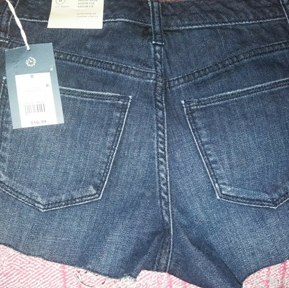 Ladies Jean shorts - Picture 3 of 3